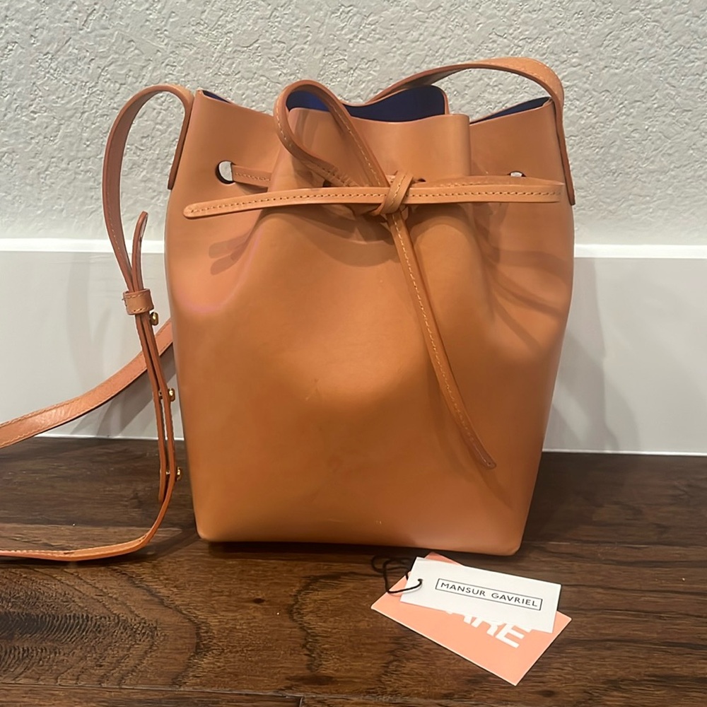 Mansur Gavriel Mini Bucket Camello/Royal Blue